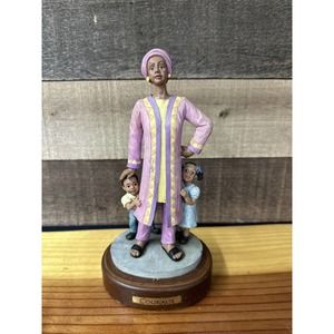 Della Legacy Courage with two children 9” Tall